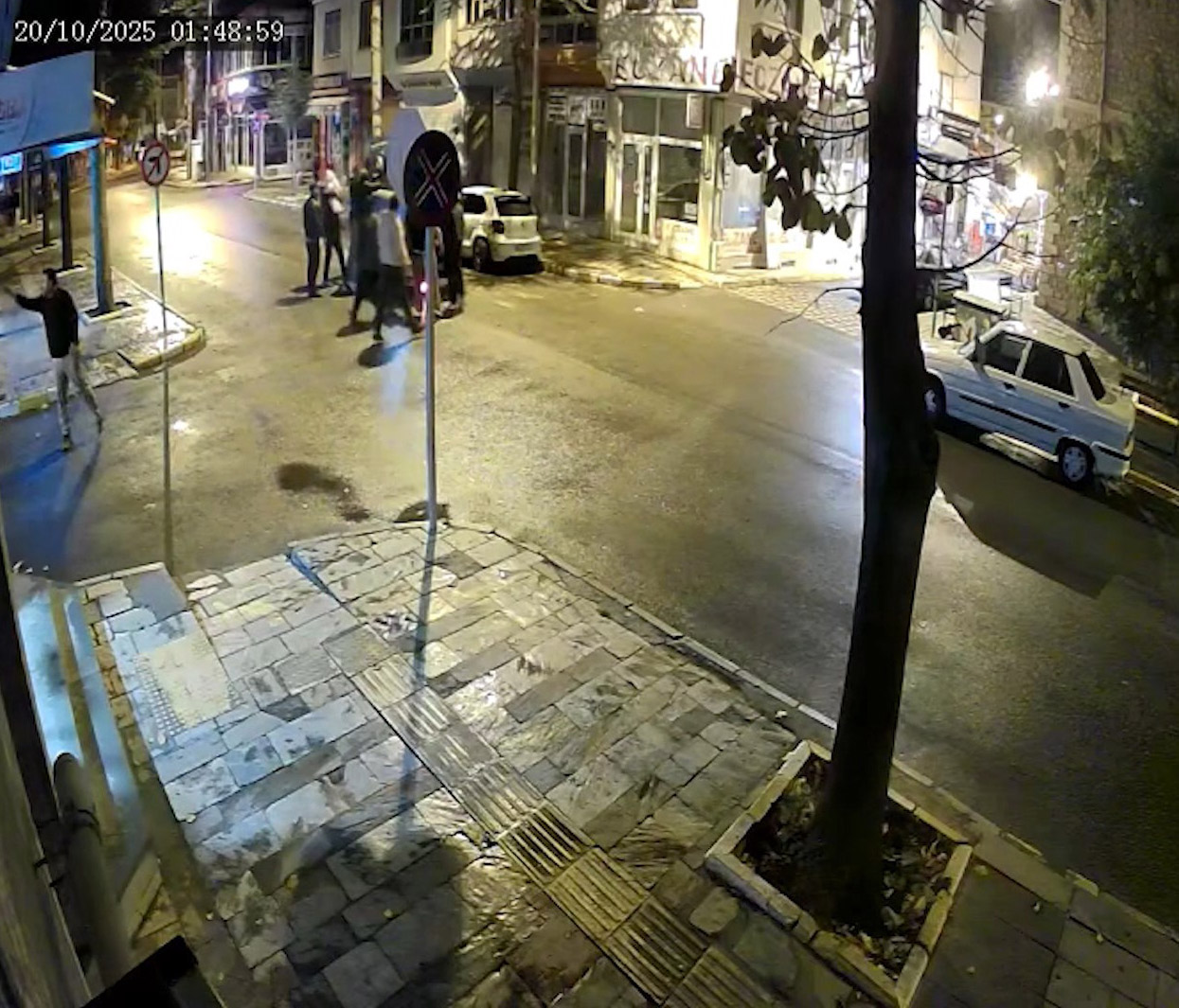 Isparta - Devrilen hafif ticari araçtaki baba ile 8 aylık kızının kurtarıldığı anlar kamerada - Görsel 5