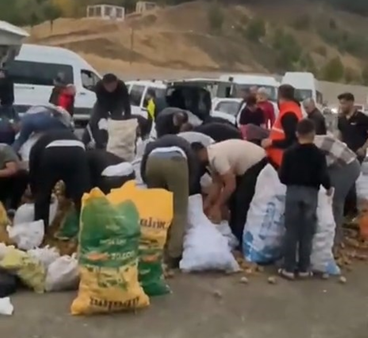  Siirt'te Arızalanan kamyonetindeki patatesleri ücretsiz dağıttı - Görsel 1