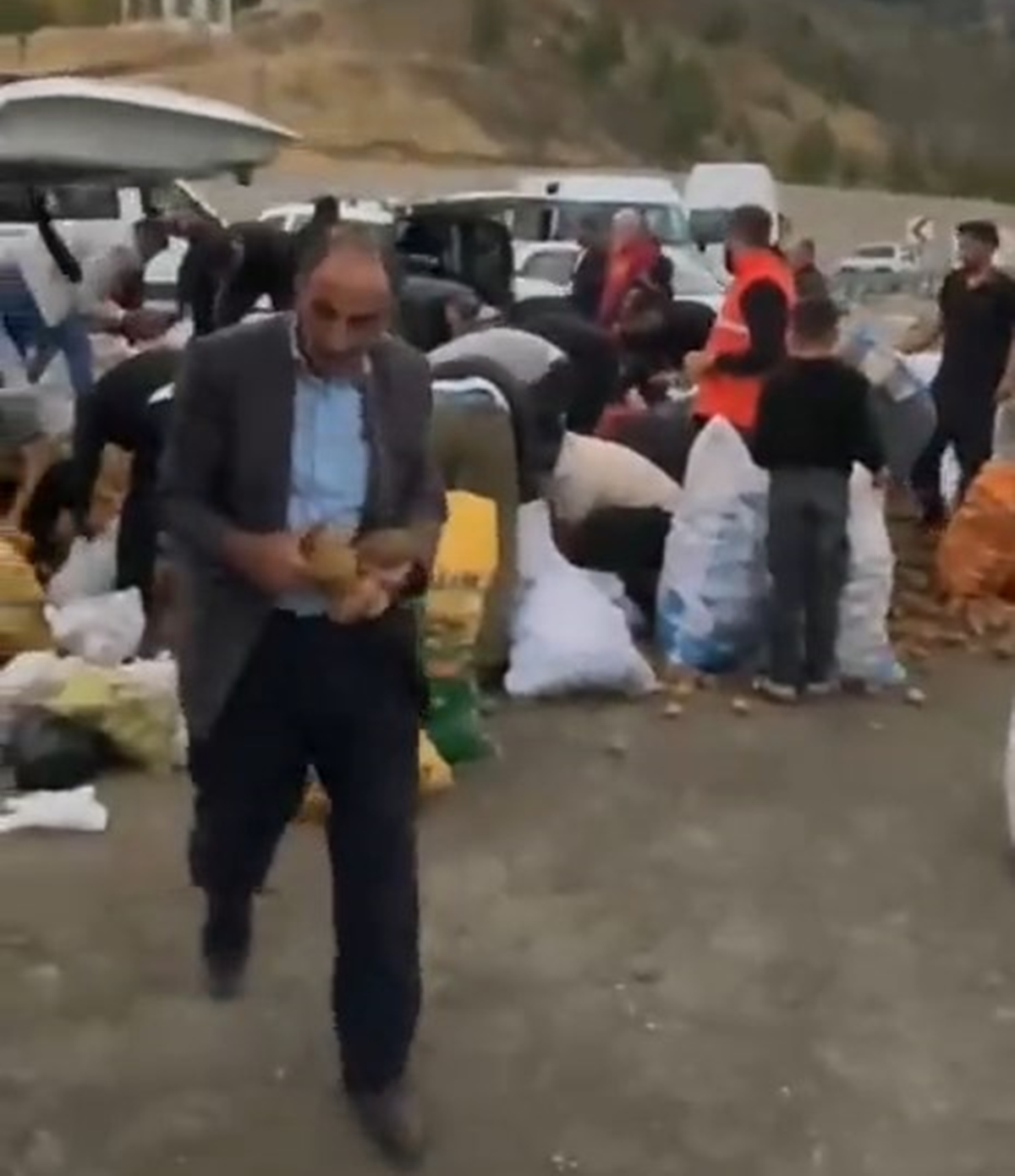  Siirt'te Arızalanan kamyonetindeki patatesleri ücretsiz dağıttı - Görsel 2