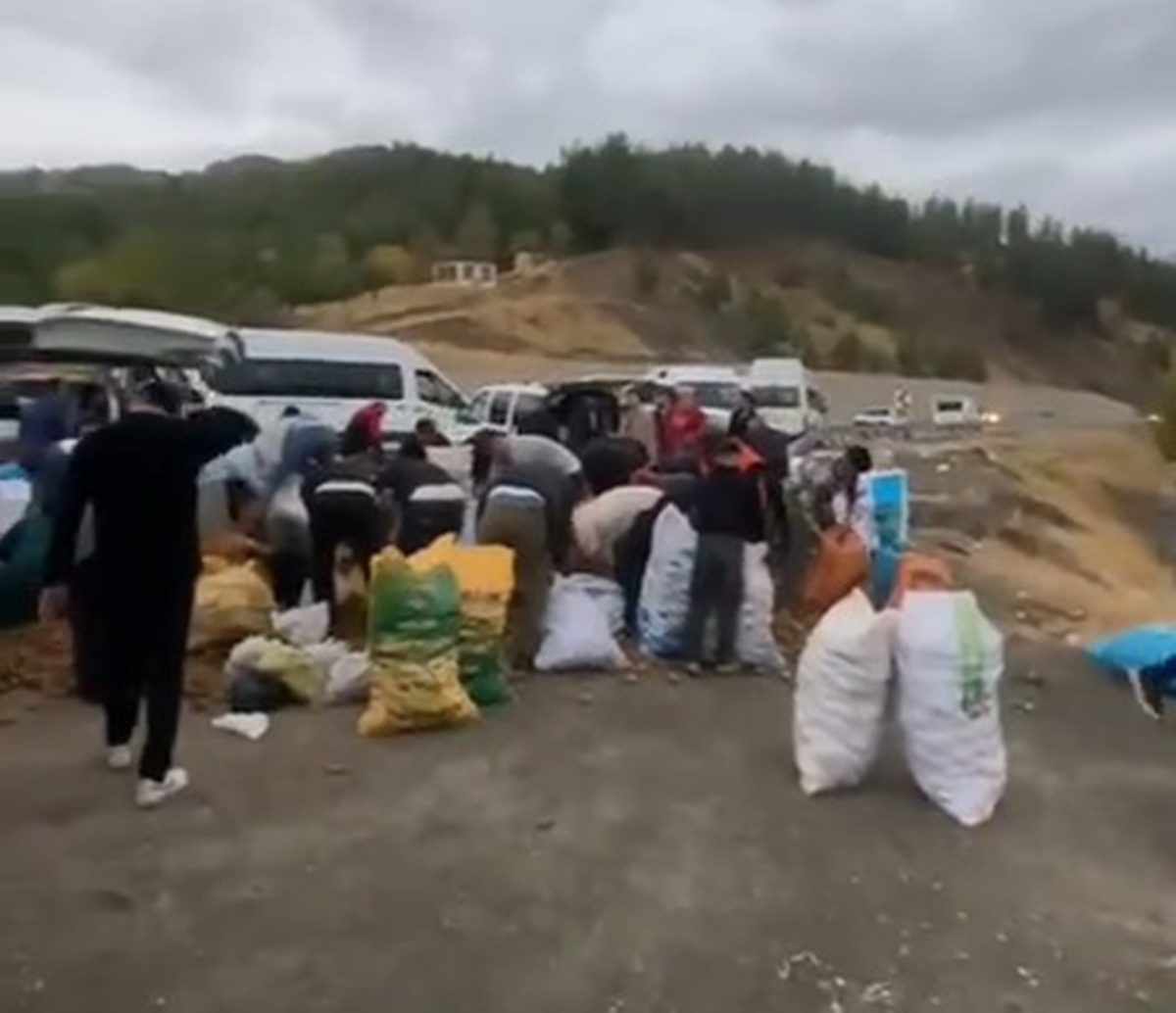  Siirt'te Arızalanan kamyonetindeki patatesleri ücretsiz dağıttı - Görsel 3