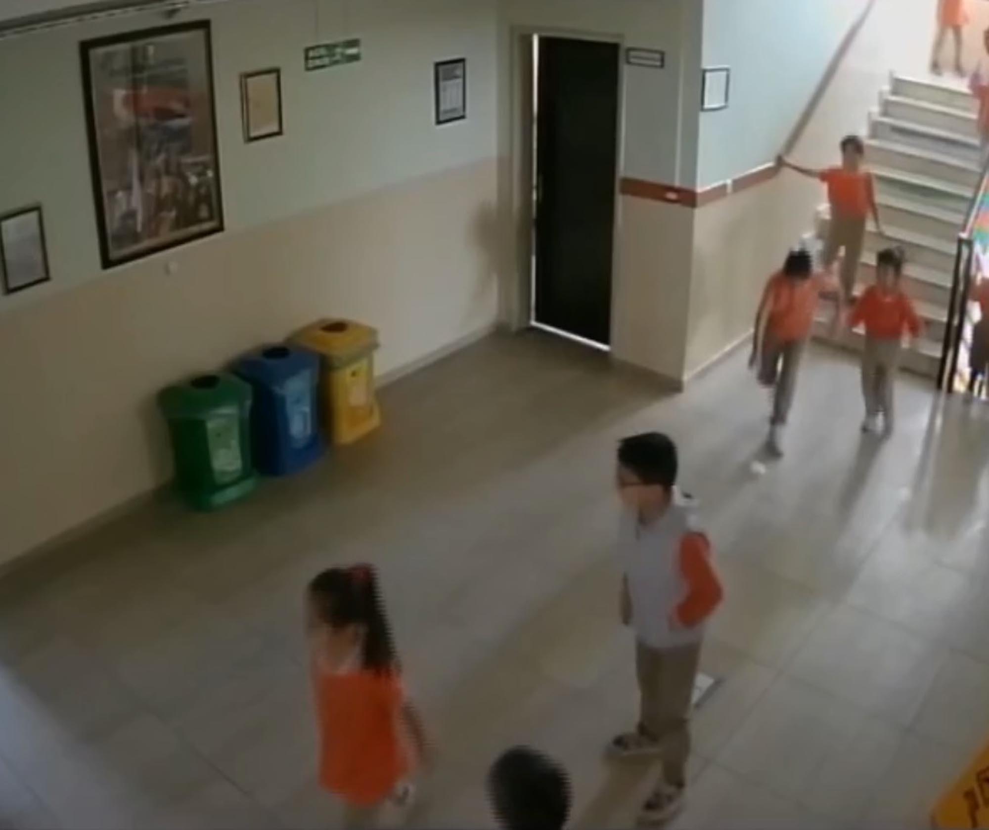 Koridordaki atıkları geri dönüşüm kutusuna koyan öğrenciler ödüllendirildi - Görsel 1