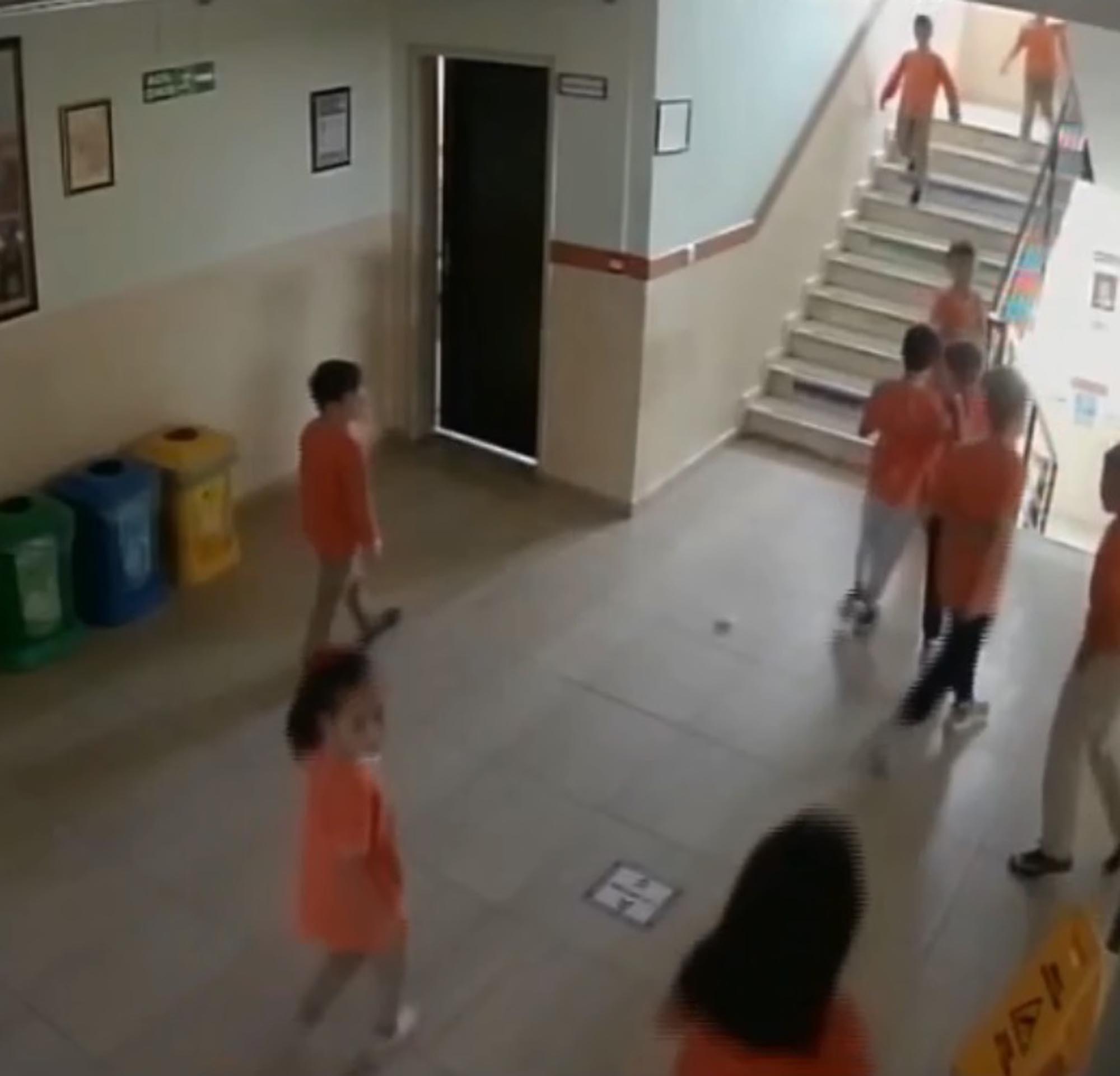 Koridordaki atıkları geri dönüşüm kutusuna koyan öğrenciler ödüllendirildi - Görsel 2