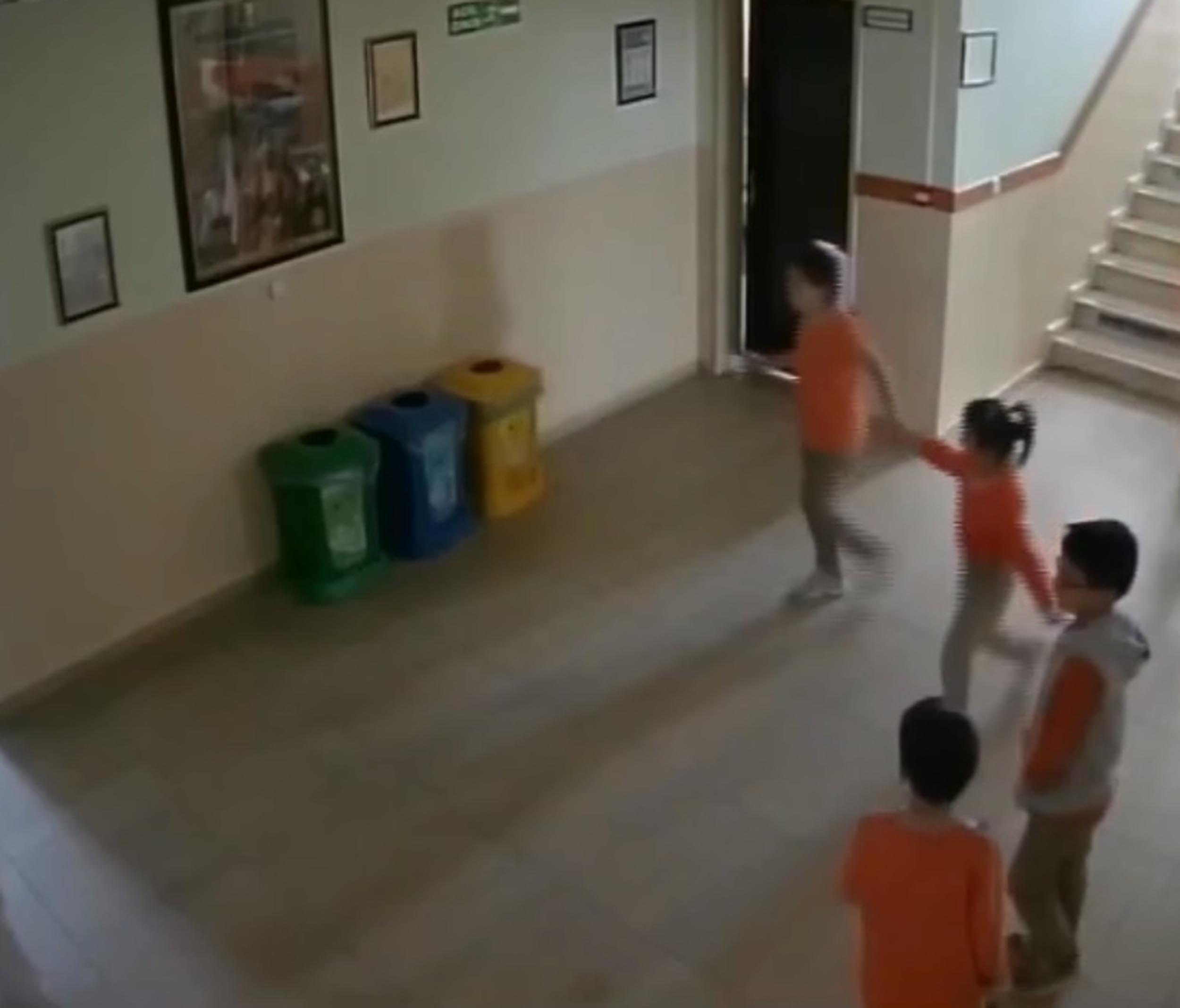 Koridordaki atıkları geri dönüşüm kutusuna koyan öğrenciler ödüllendirildi - Görsel 4