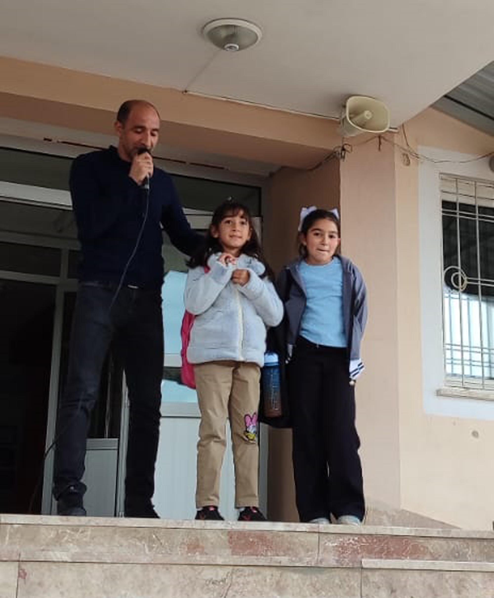 Koridordaki atıkları geri dönüşüm kutusuna koyan öğrenciler ödüllendirildi - Görsel 5