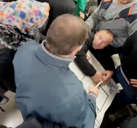 Konya- 32 ekran televizyonlar bin liraya satışa sunulunca izdiham yaşandı - Görsel 1