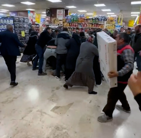 Konya- 32 ekran televizyonlar bin liraya satışa sunulunca izdiham yaşandı - Görsel 2