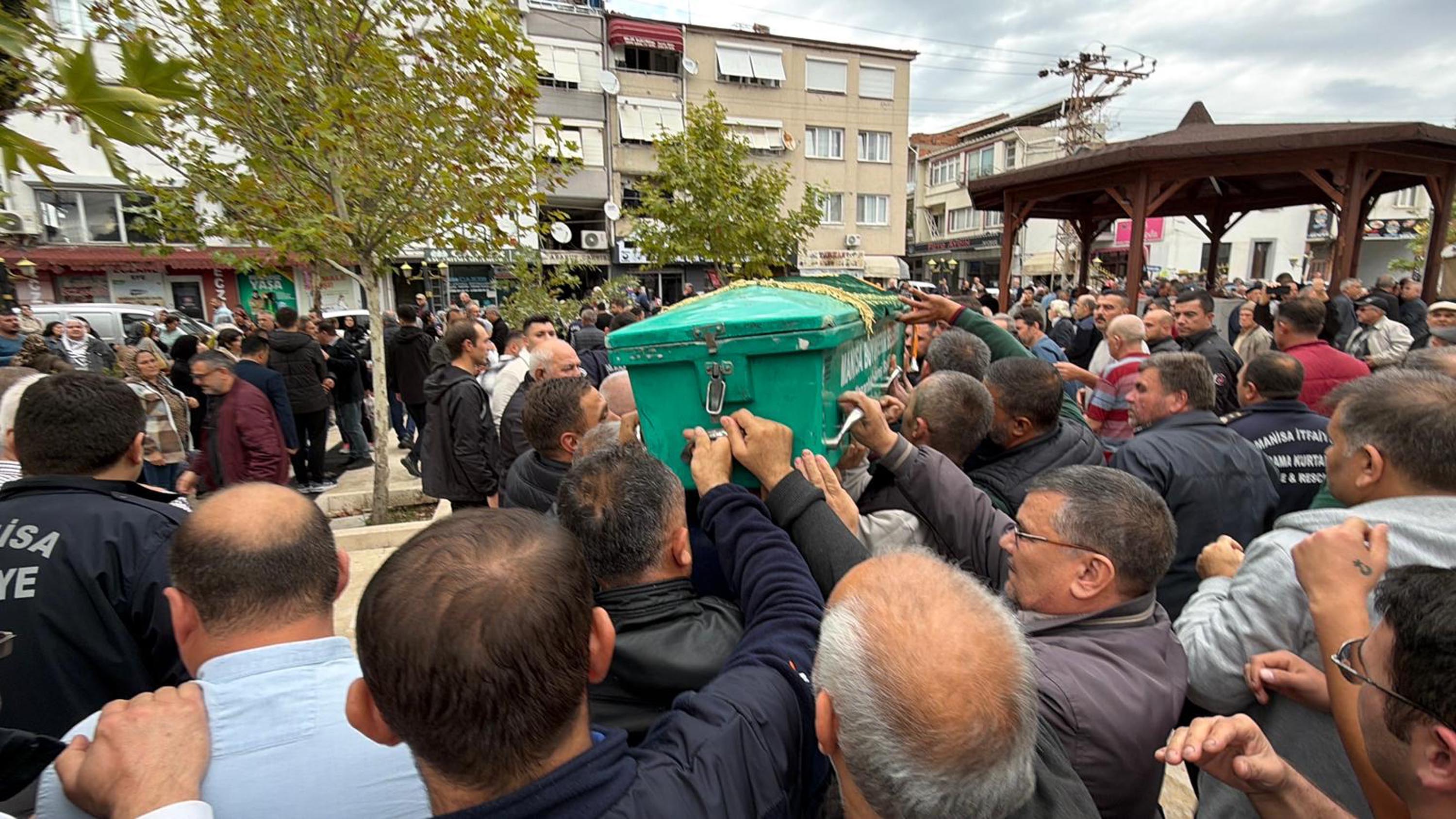 Kazada ölen itfaiye erini arkadaşları sirenler eşliğinde son yolculuğuna uğurladı - Görsel 4
