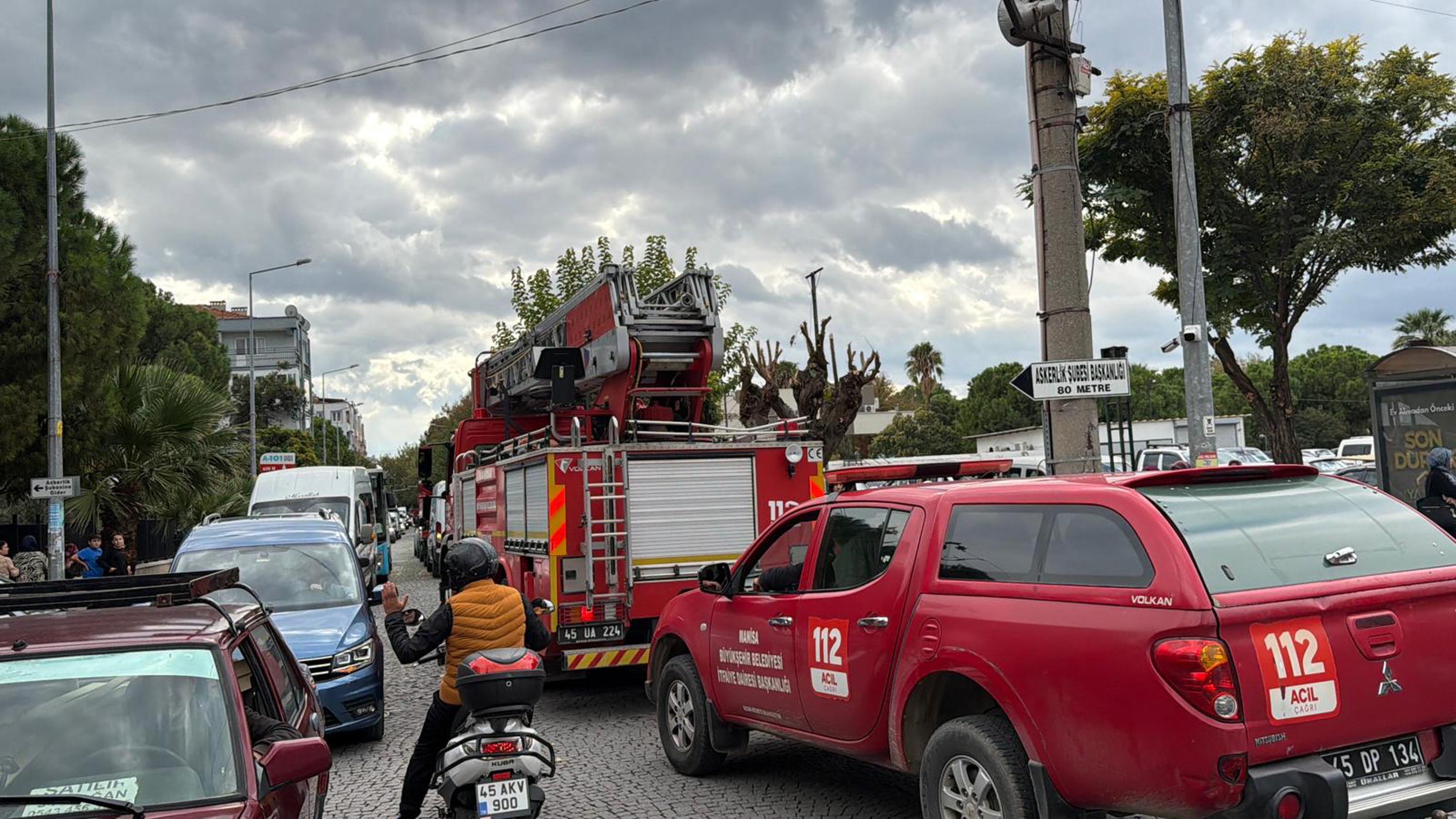 Kazada ölen itfaiye erini arkadaşları sirenler eşliğinde son yolculuğuna uğurladı - Görsel 5