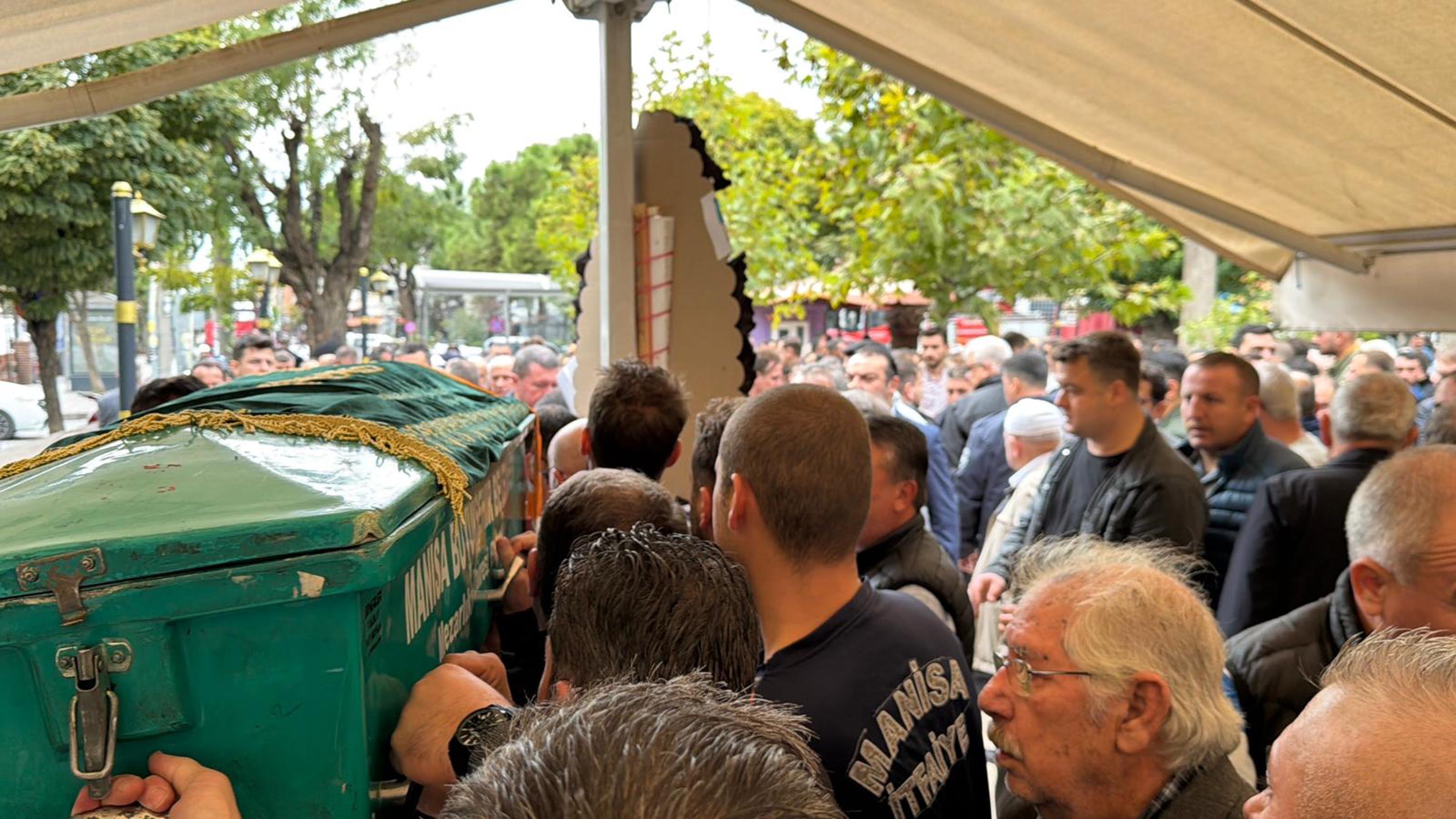 Kazada ölen itfaiye erini arkadaşları sirenler eşliğinde son yolculuğuna uğurladı - Görsel 6