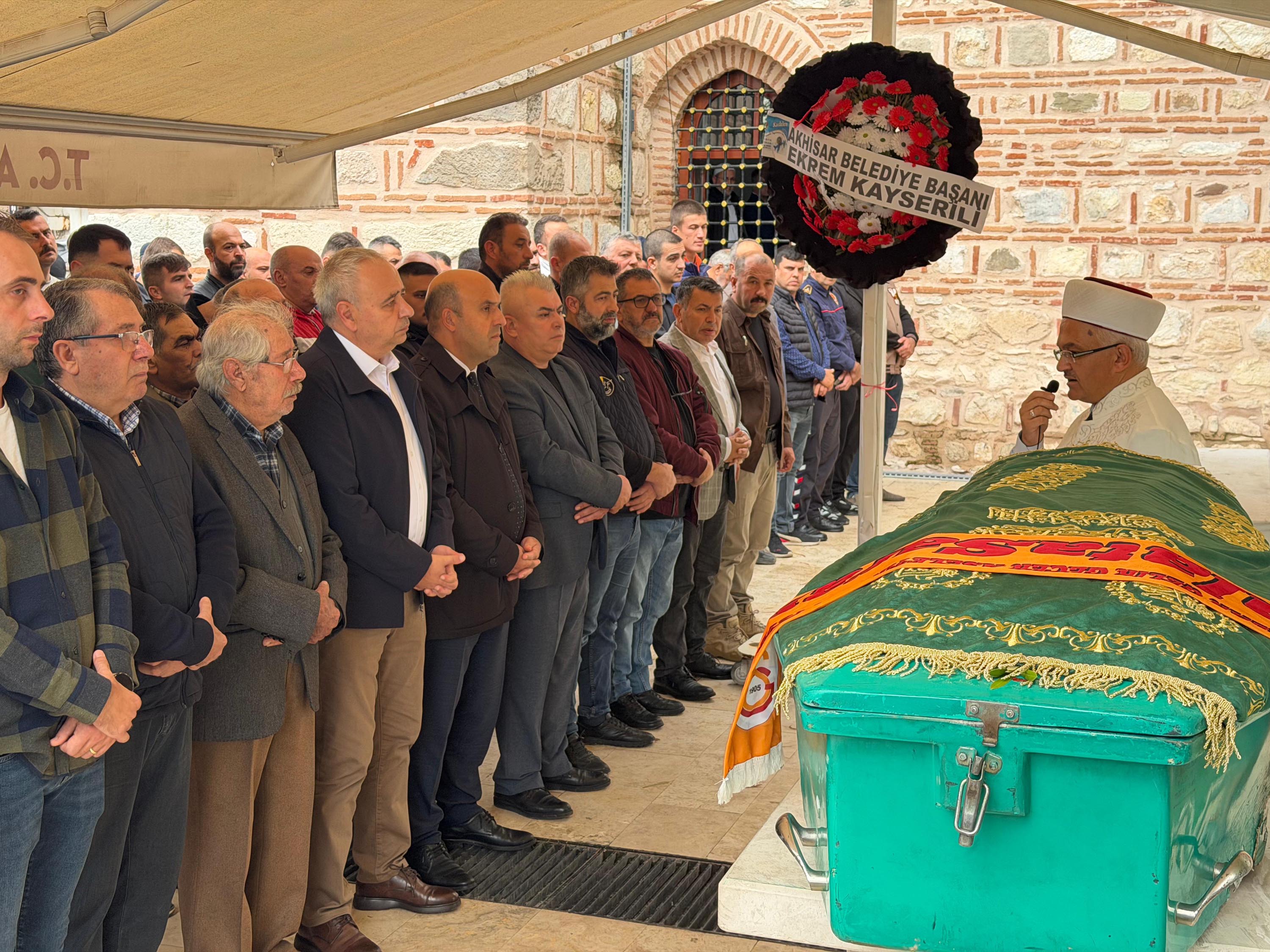 Kazada ölen itfaiye erini arkadaşları sirenler eşliğinde son yolculuğuna uğurladı - Görsel 7