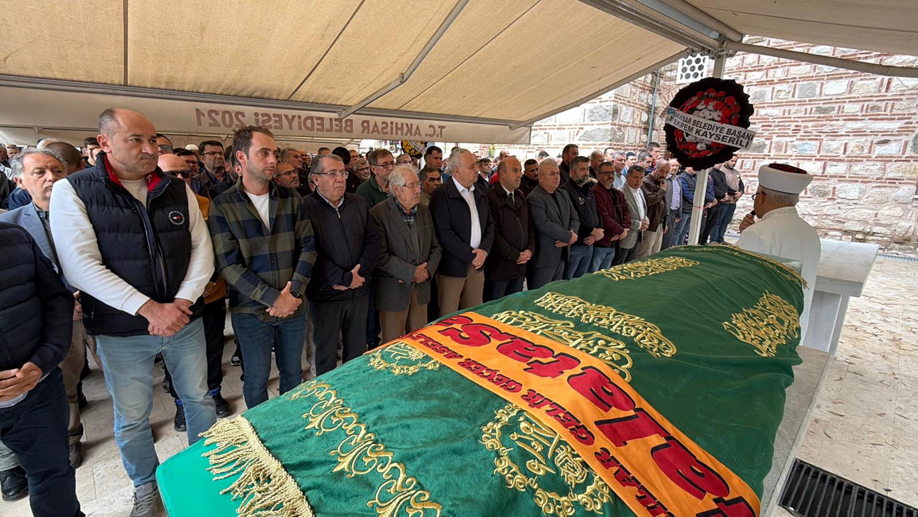 Kazada ölen itfaiye erini arkadaşları sirenler eşliğinde son yolculuğuna uğurladı - Görsel 8