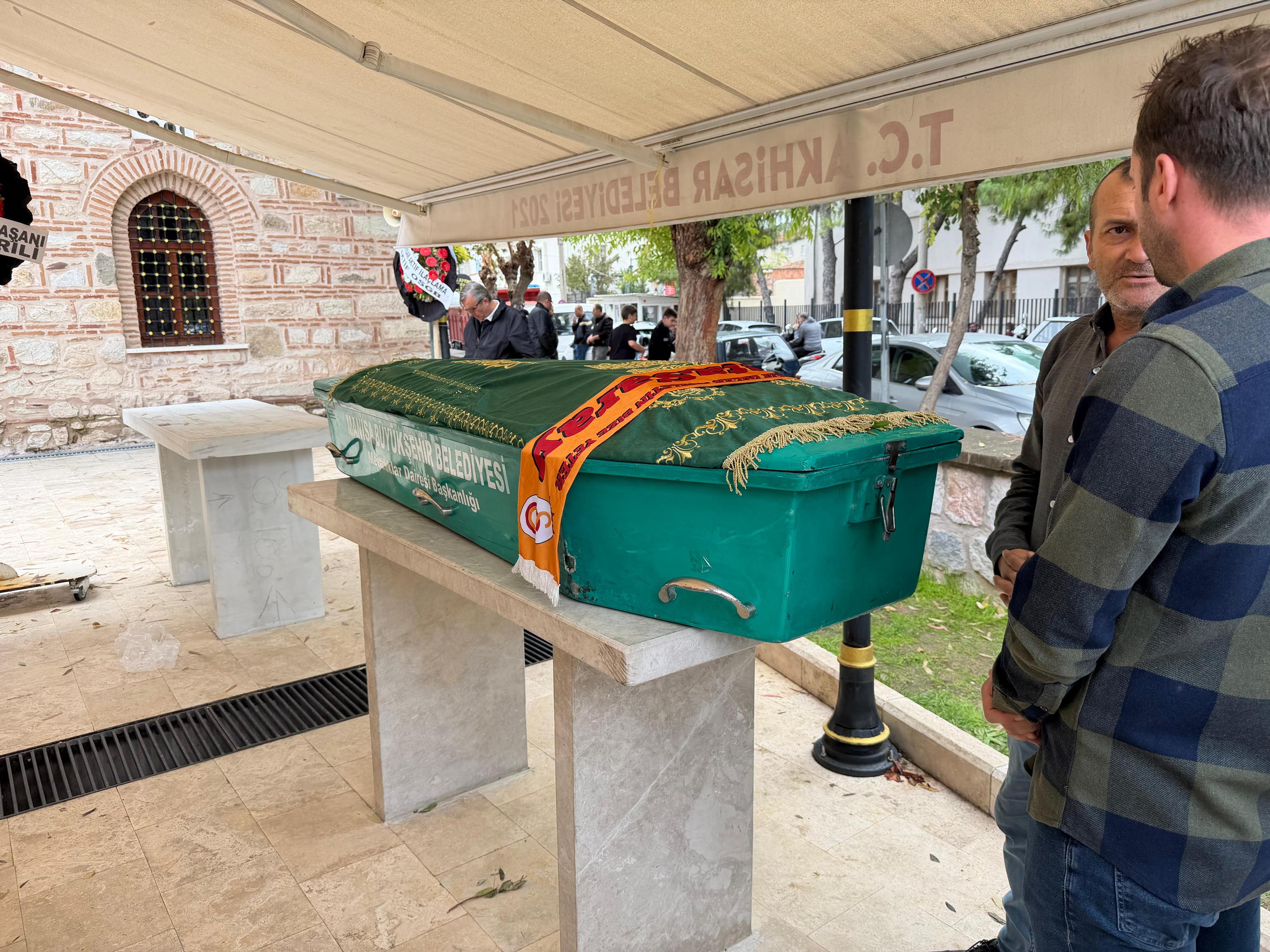 Kazada ölen itfaiye erini arkadaşları sirenler eşliğinde son yolculuğuna uğurladı - Görsel 9