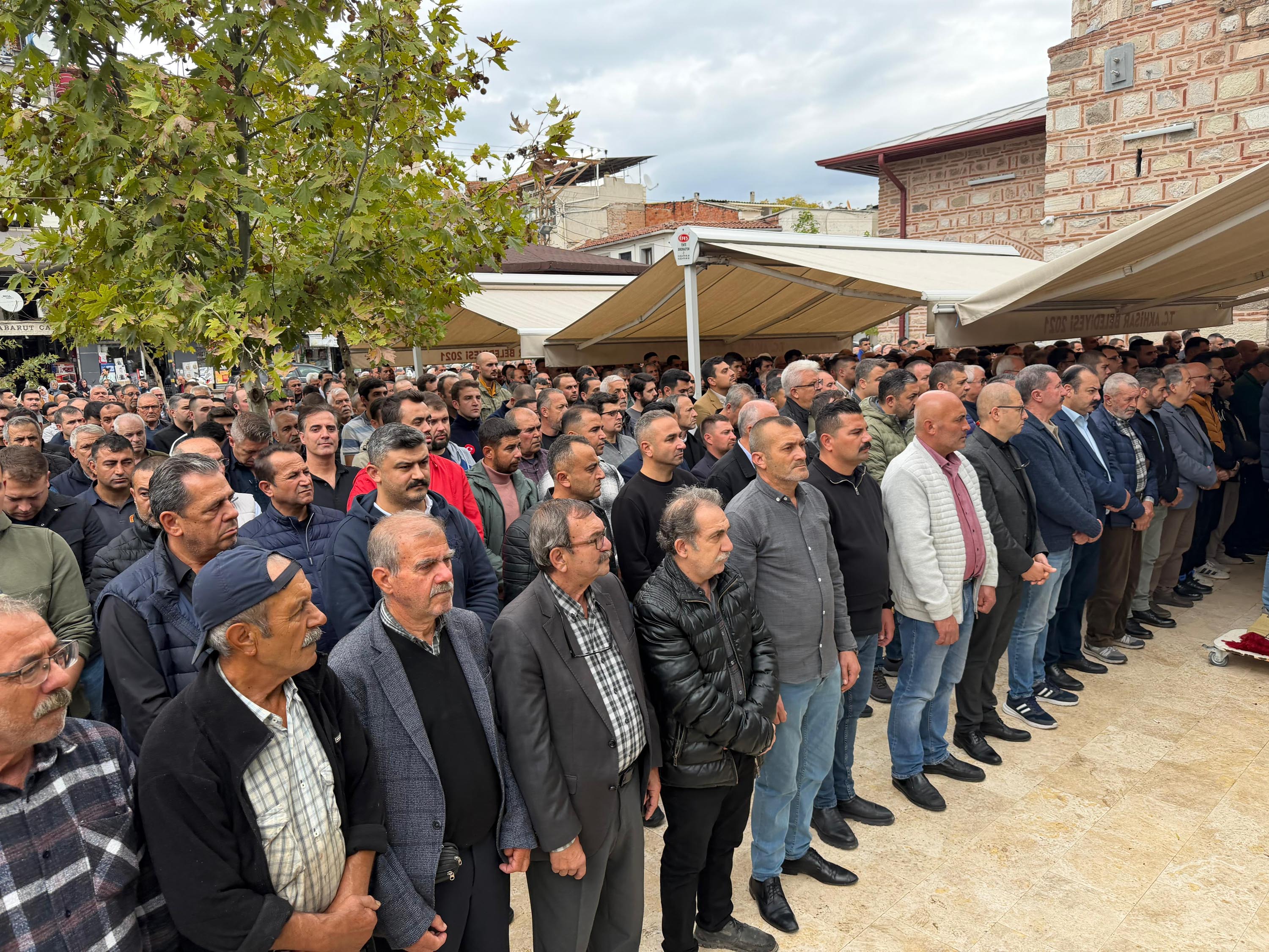 Kazada ölen itfaiye erini arkadaşları sirenler eşliğinde son yolculuğuna uğurladı - Görsel 10