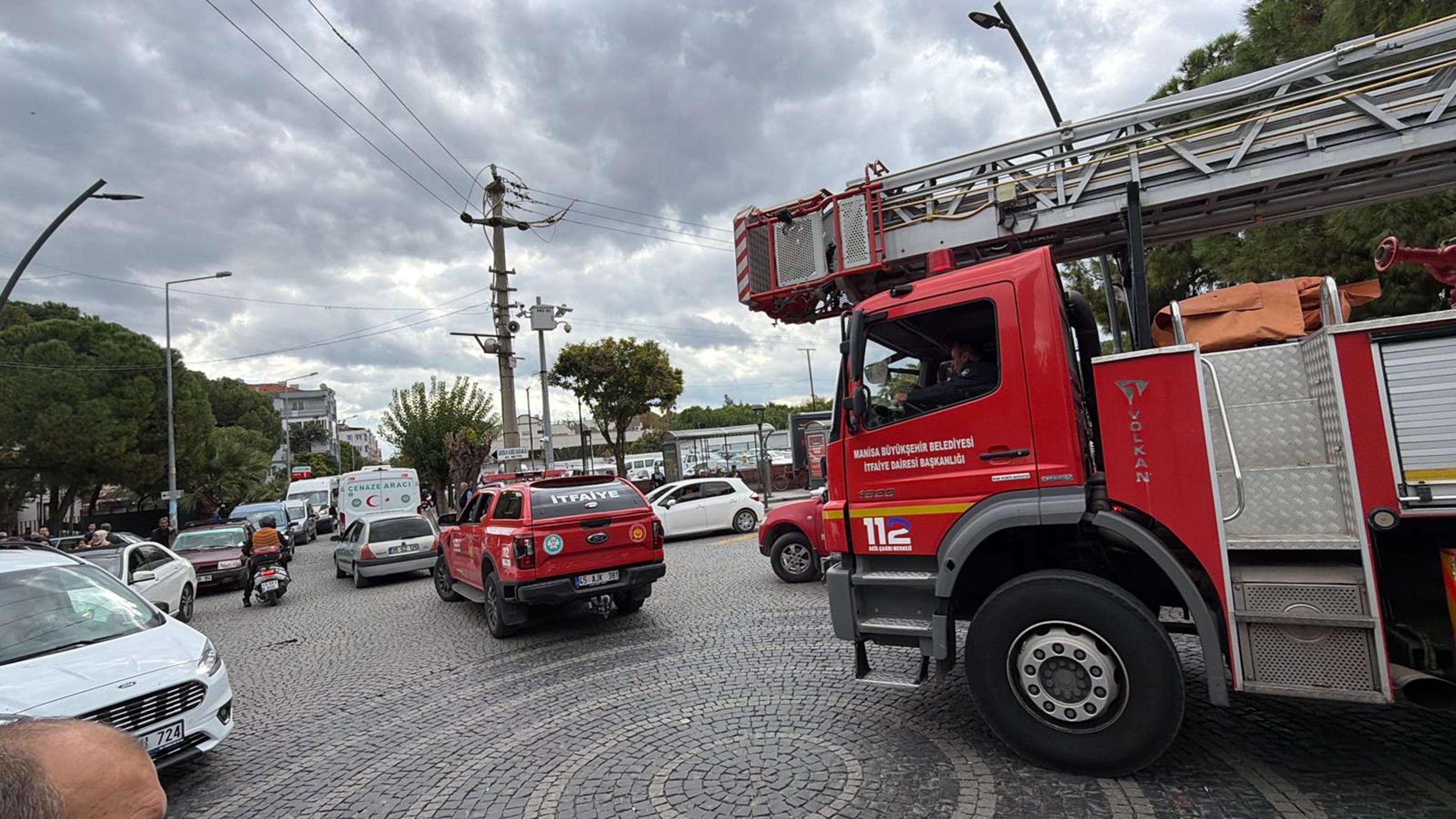 Kazada ölen itfaiye erini arkadaşları sirenler eşliğinde son yolculuğuna uğurladı - Görsel 11