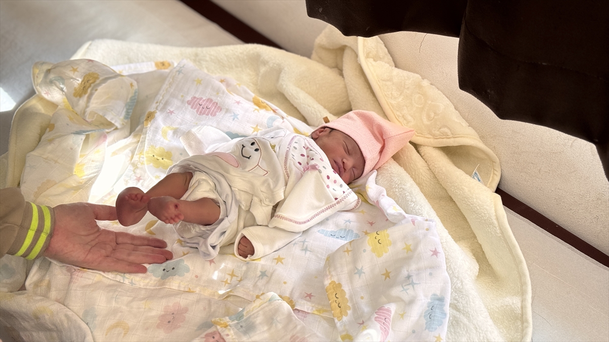 KONYA - Eli ve ayakları gelişmeyen bebeğe anne karnında müdahale - Görsel 1