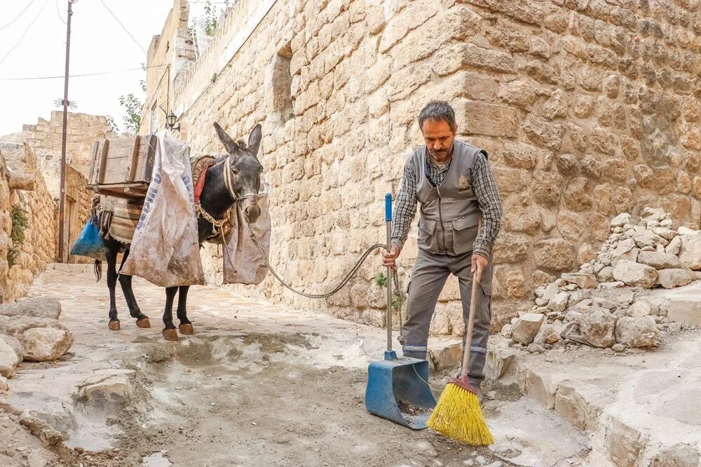 Mardin’de çöp taşıyan kadrolu eşekler emekli edilecek; yerlerine elektrikli paletli araçlar geliyor - Görsel 1
