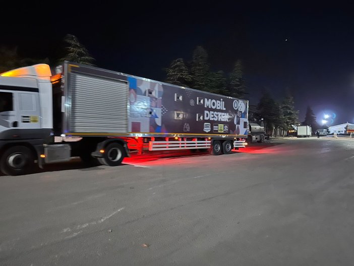 Konya Büyükşehir Belediyesi,  Deprem  bölgesine 2 mobil mutfak ve destek tırıyla bölgeye yardım ekibi gönderdi. - Görsel 1