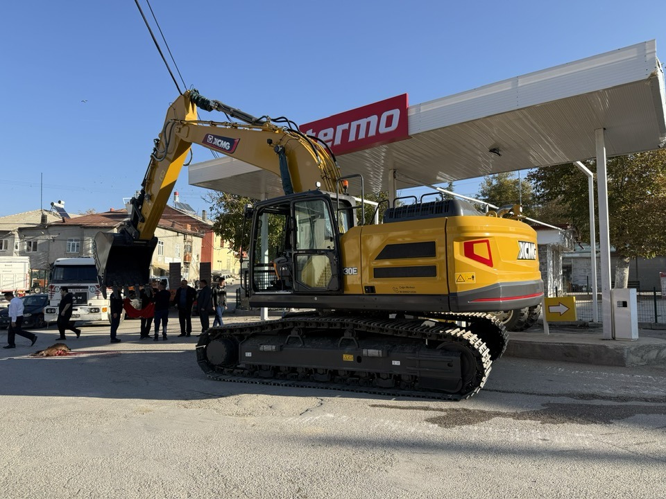 Ahırlı'ya Çevre ve Şehircilik Bakanlığı'ndan Ekskavatör Hibe Edildi - Görsel 1