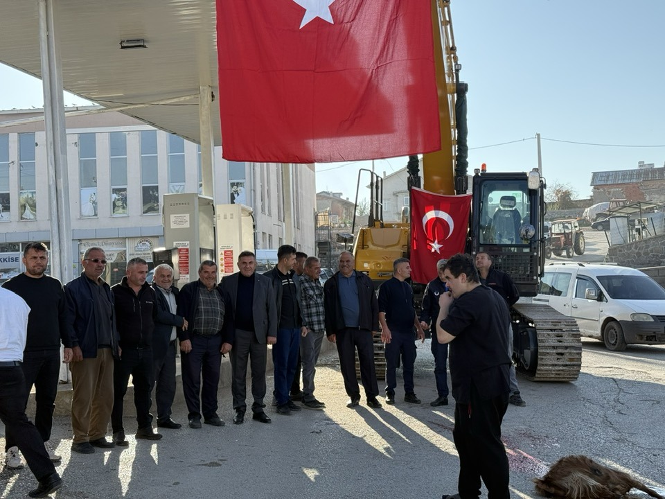 Ahırlı'ya Çevre ve Şehircilik Bakanlığı'ndan Ekskavatör Hibe Edildi - Görsel 2