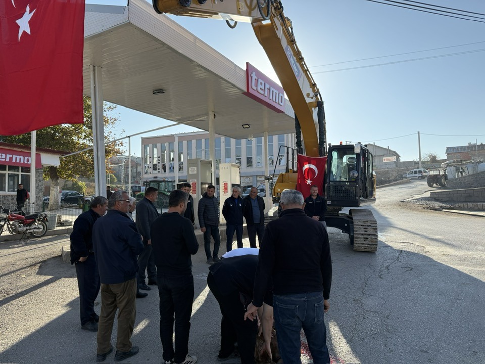 Ahırlı'ya Çevre ve Şehircilik Bakanlığı'ndan Ekskavatör Hibe Edildi - Görsel 3