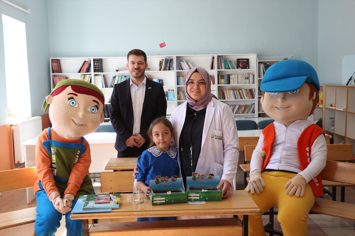 Konya'da bir öğretmeniyle bir öğrencisi bulunan okulda milli tohum bilinci eğitimi verildi - Görsel 1