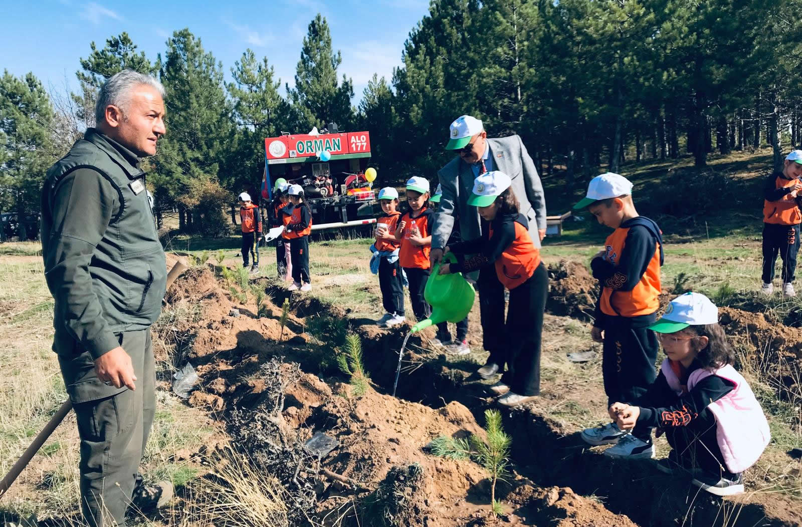 MERKEZ İLKOKULU YEŞİL VATAN İÇİN FİDAN DİKTİ. - Görsel 1