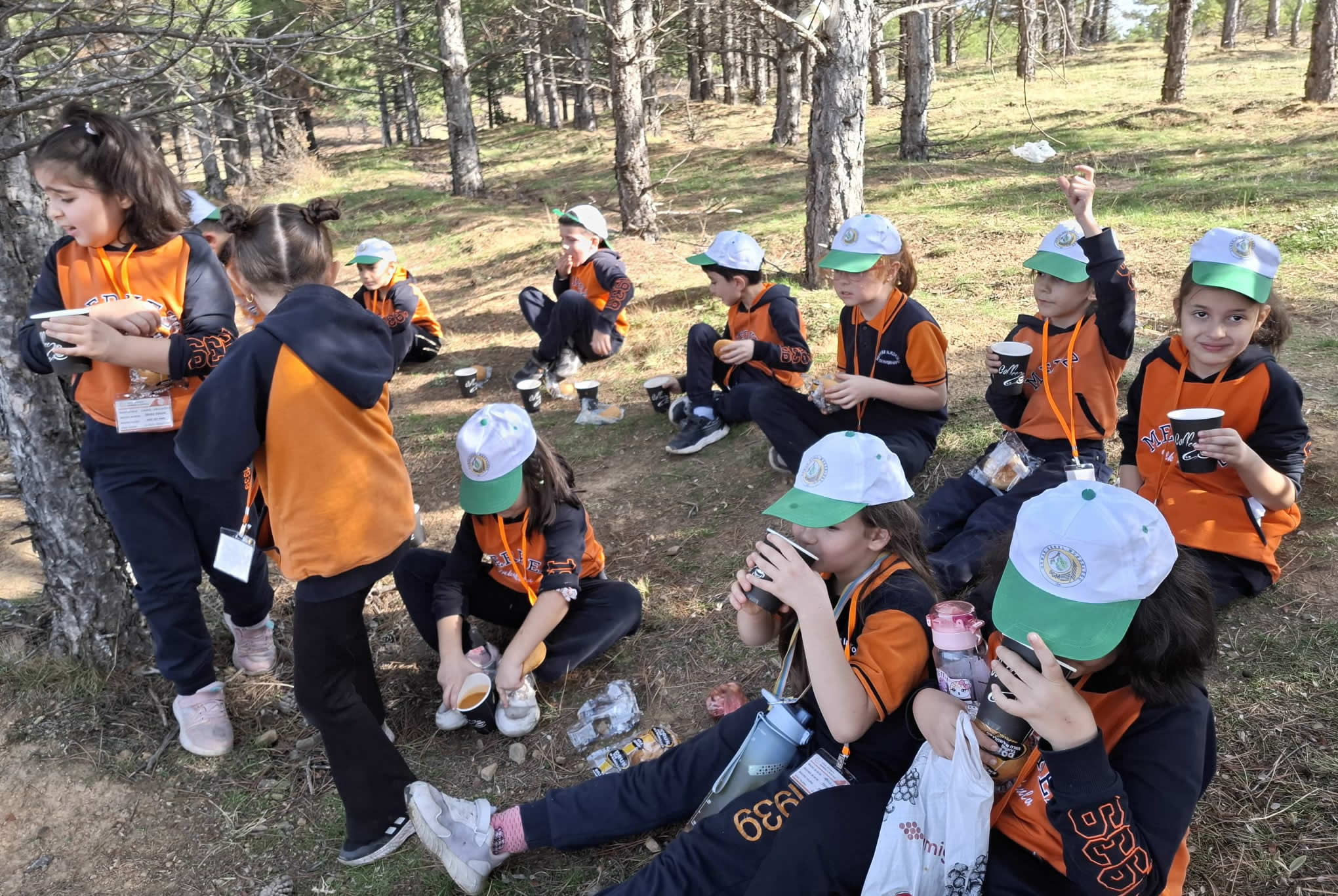 MERKEZ İLKOKULU YEŞİL VATAN İÇİN FİDAN DİKTİ. - Görsel 2