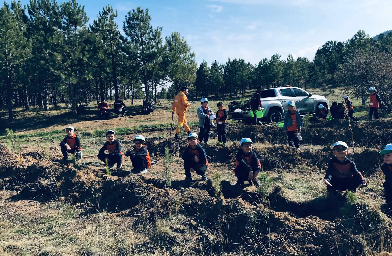 MERKEZ İLKOKULU YEŞİL VATAN İÇİN FİDAN DİKTİ. - Görsel 3