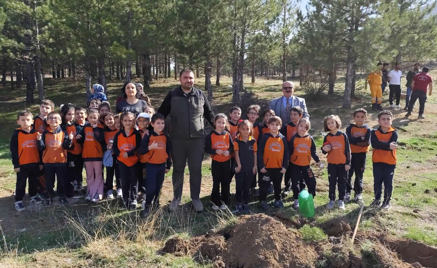 MERKEZ İLKOKULU YEŞİL VATAN İÇİN FİDAN DİKTİ. - Görsel 4