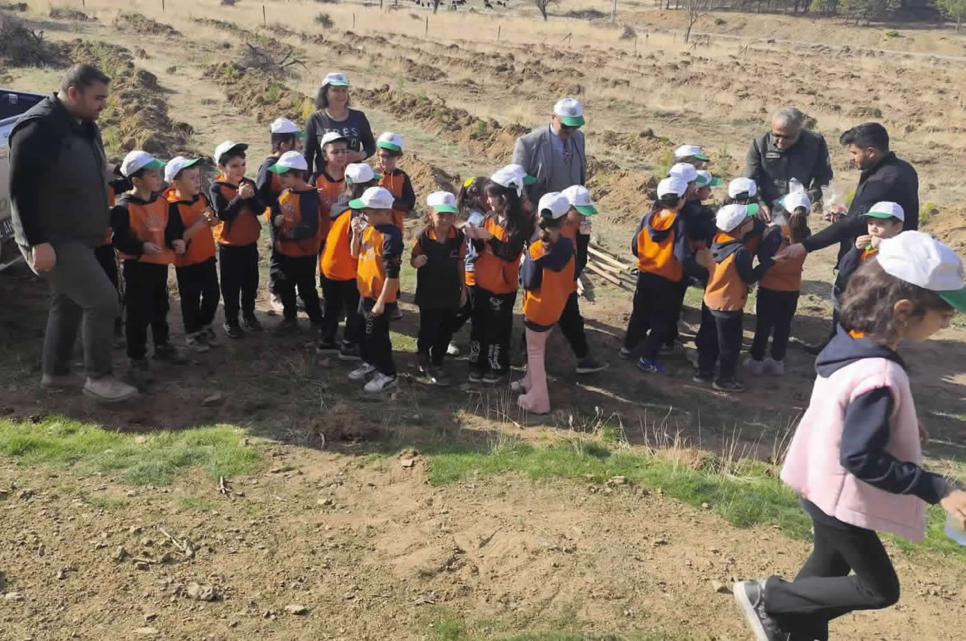 MERKEZ İLKOKULU YEŞİL VATAN İÇİN FİDAN DİKTİ. - Görsel 5