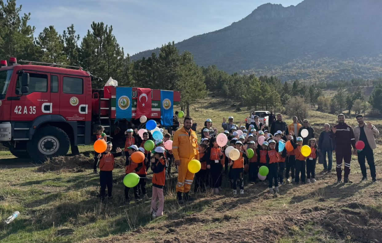 MERKEZ İLKOKULU YEŞİL VATAN İÇİN FİDAN DİKTİ. - Görsel 8