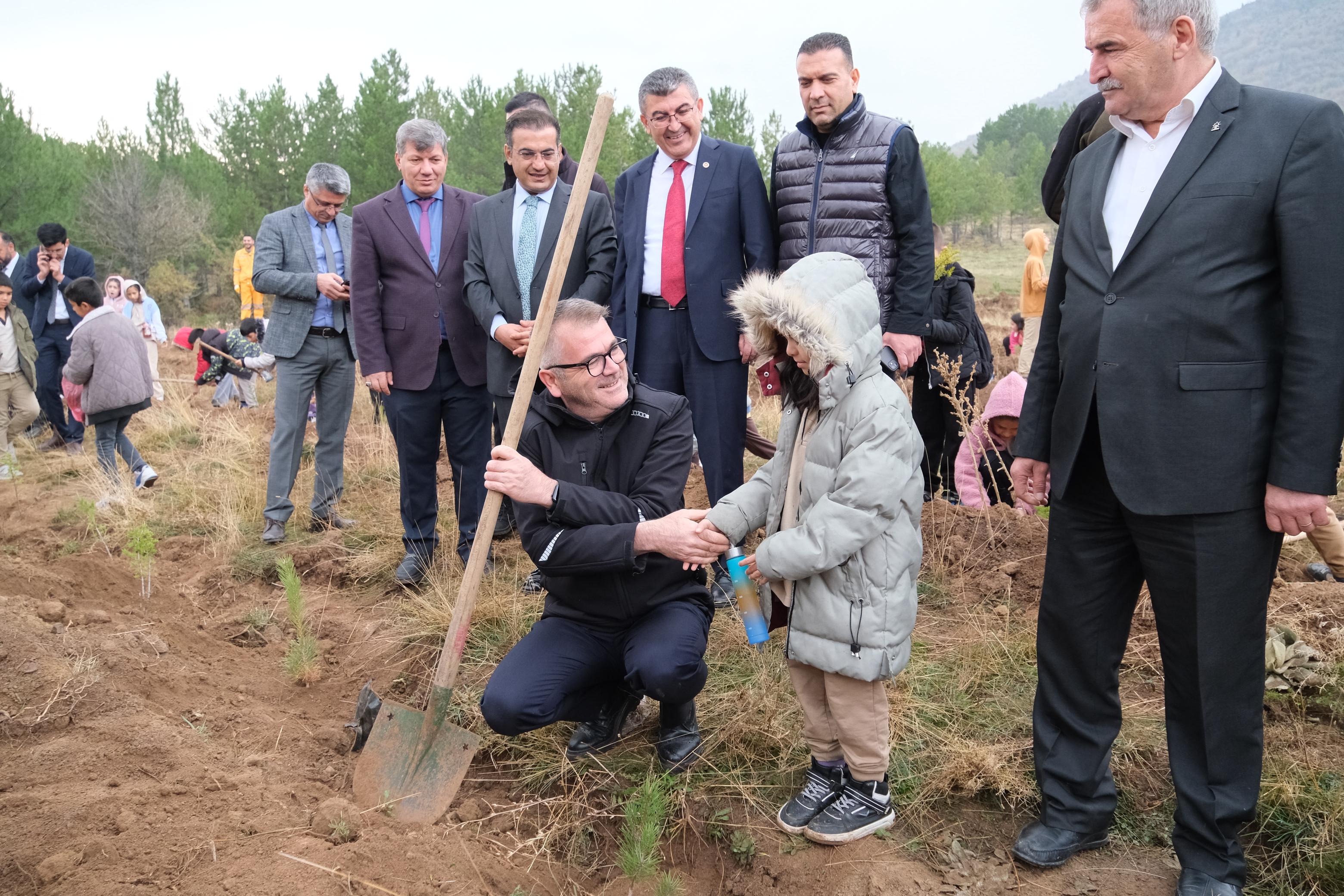 BAŞKAN USTAOĞLU, MİNİK YÜREKLERLE FİDAN DİKTİ - Görsel 1