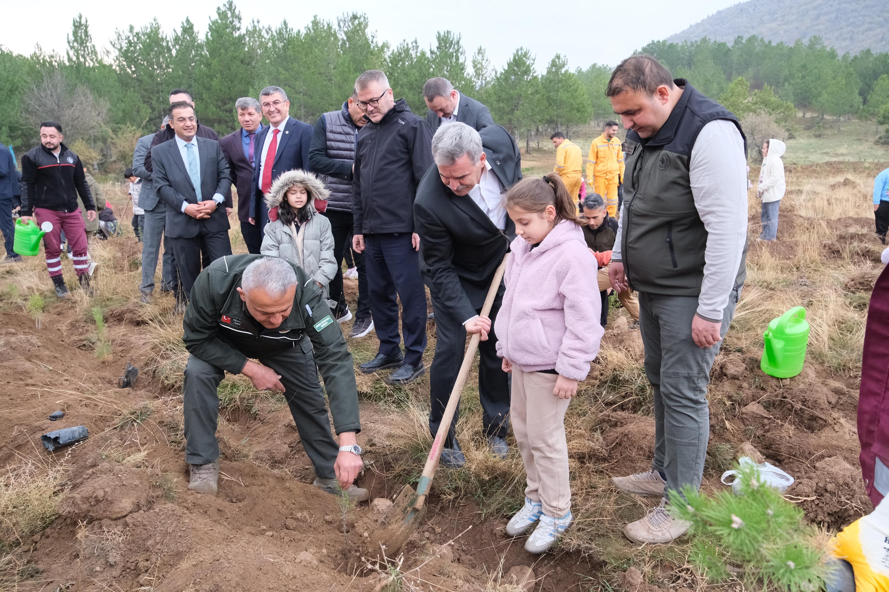 BAŞKAN USTAOĞLU, MİNİK YÜREKLERLE FİDAN DİKTİ - Görsel 2