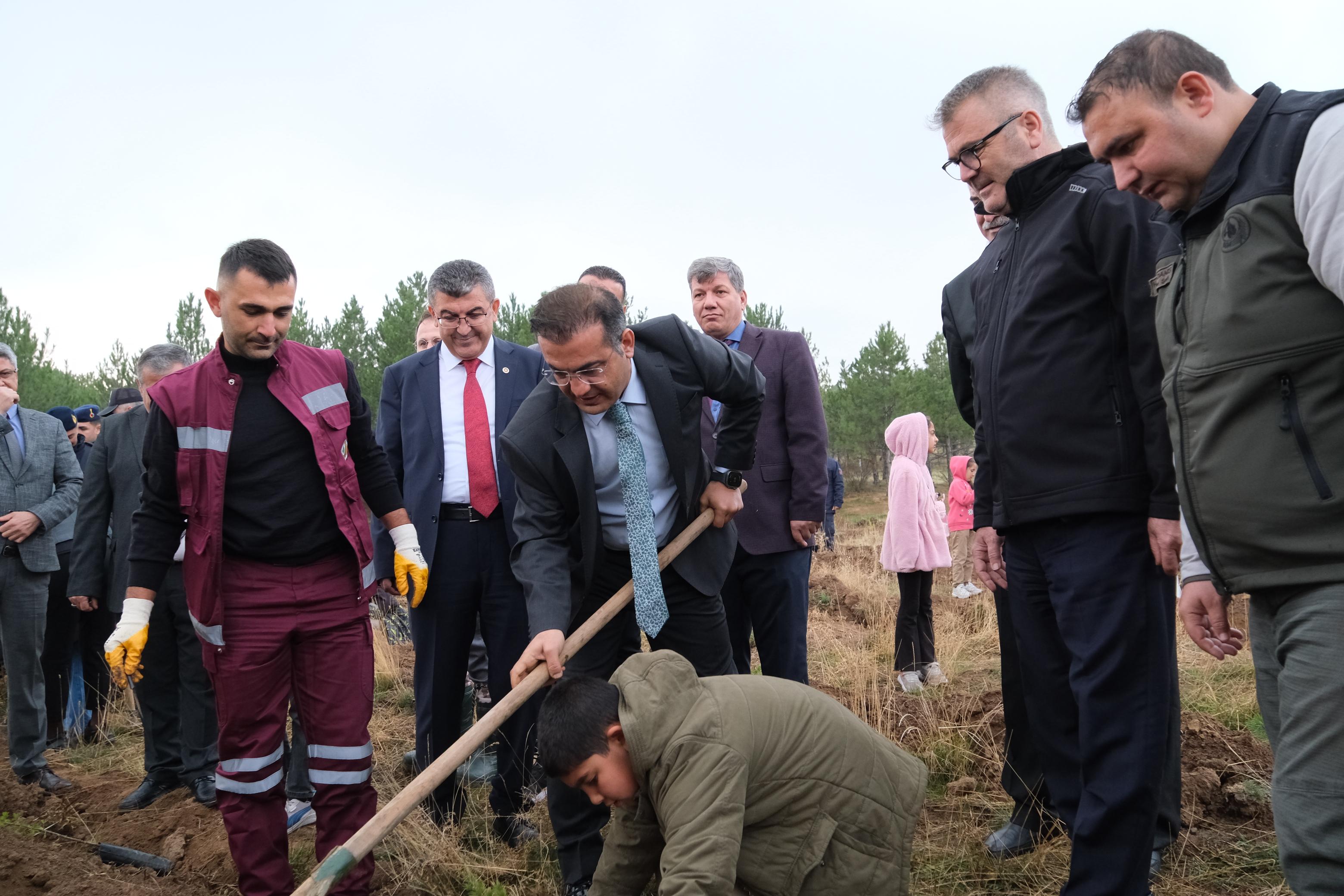 BAŞKAN USTAOĞLU, MİNİK YÜREKLERLE FİDAN DİKTİ - Görsel 3