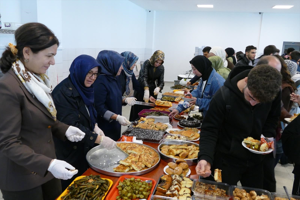 Seydişehir'de üniversite öğrencilerine anne yemekleri ikram edildi - Görsel 2