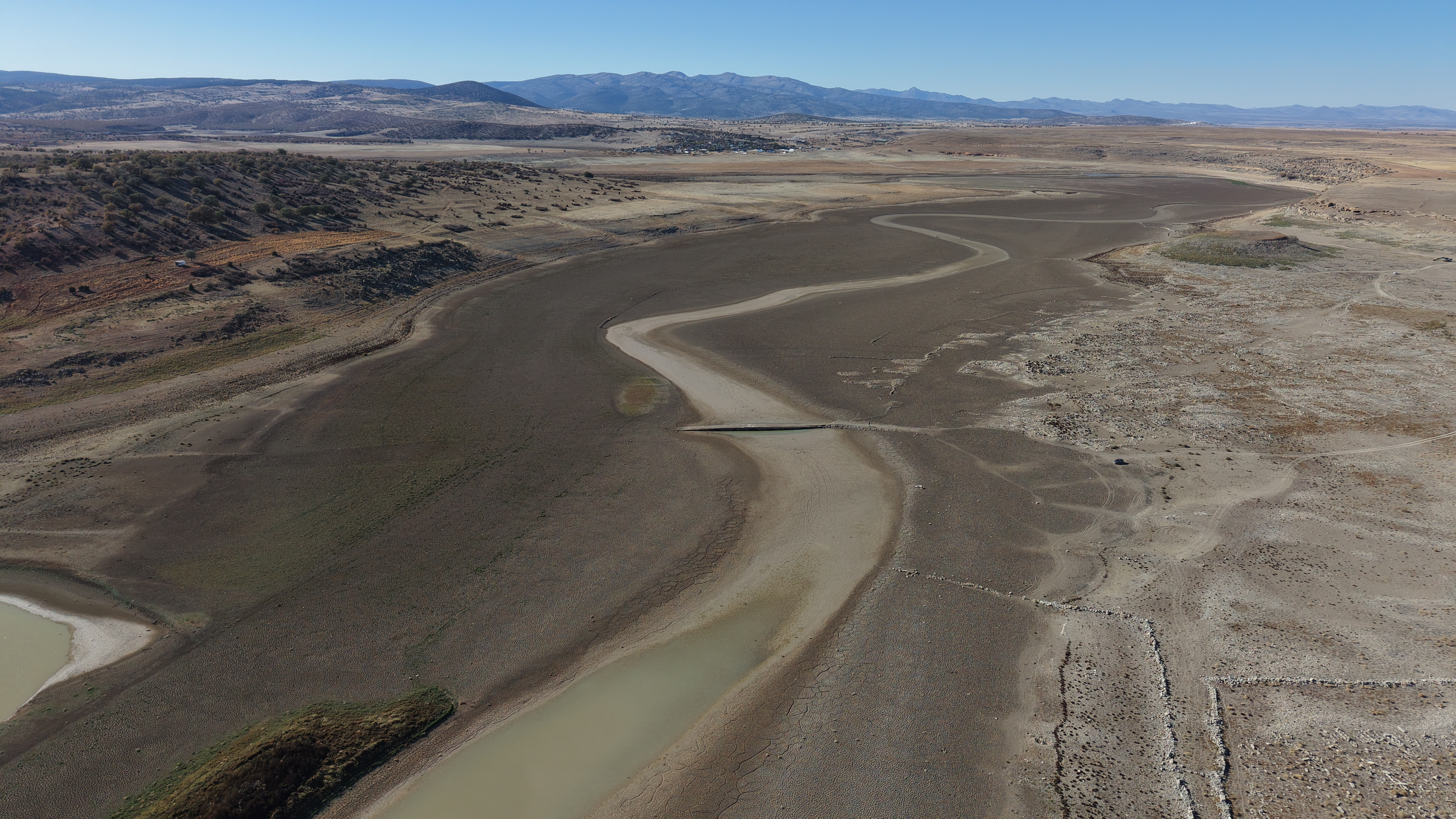  Konyadaki Barajda sular çekildi, tarihi köprü ortaya çıktı - Görsel 2