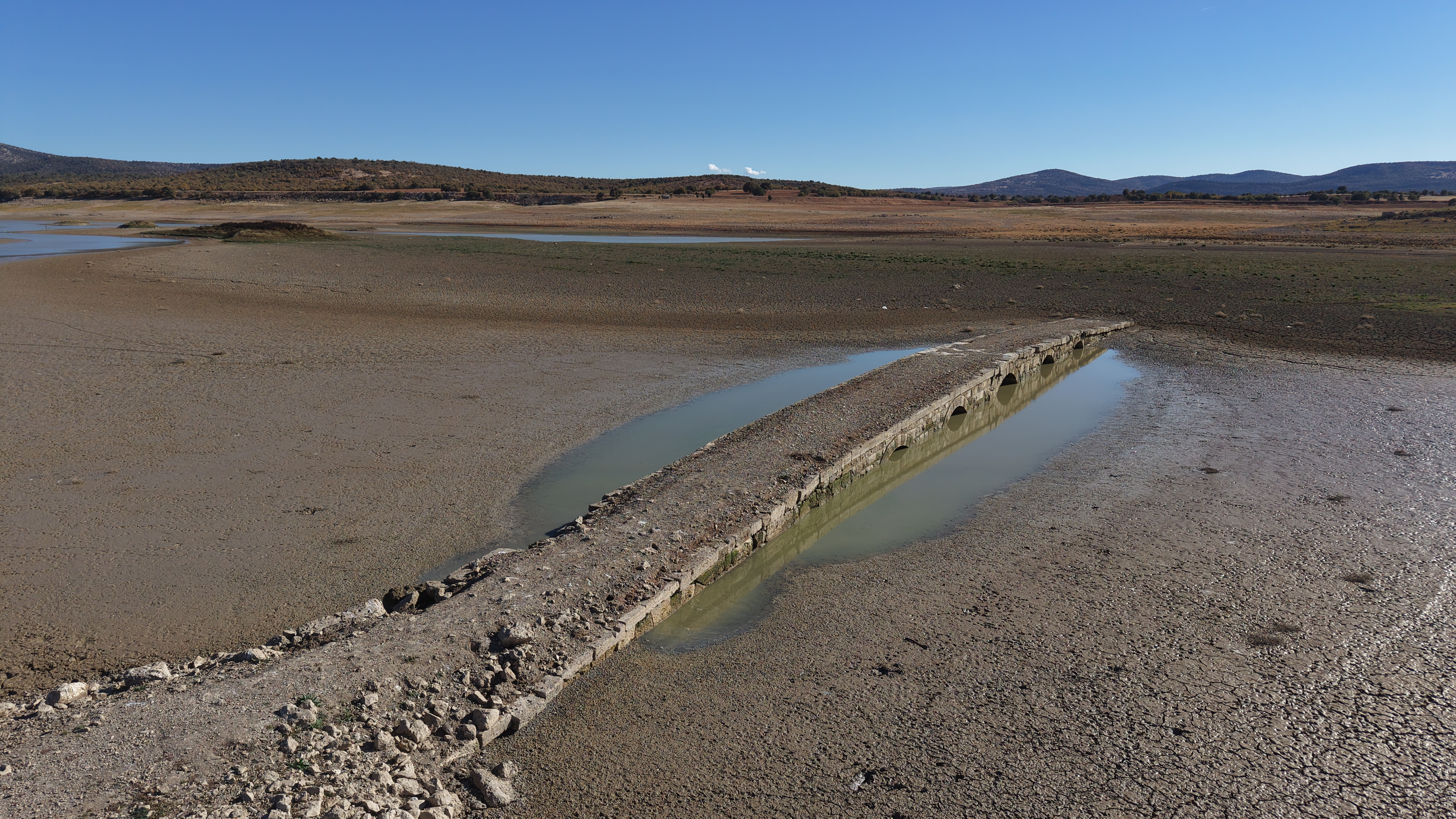  Konyadaki Barajda sular çekildi, tarihi köprü ortaya çıktı - Görsel 3