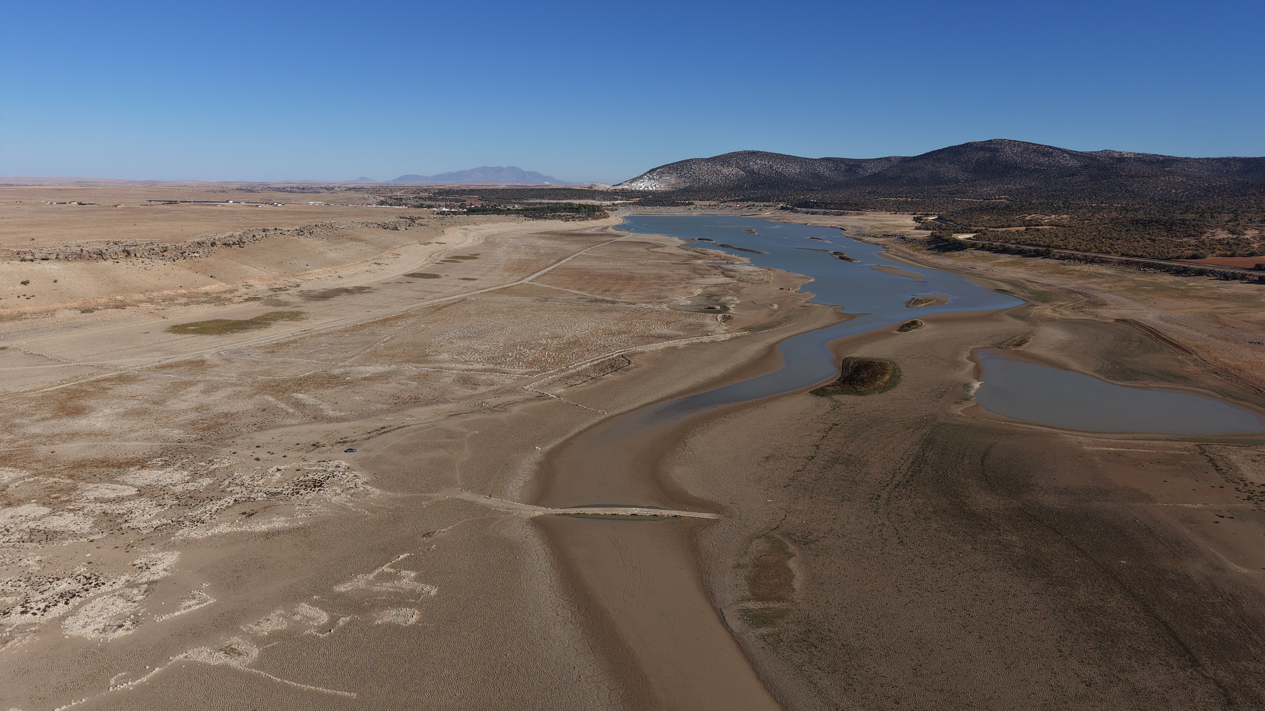  Konyadaki Barajda sular çekildi, tarihi köprü ortaya çıktı - Görsel 4