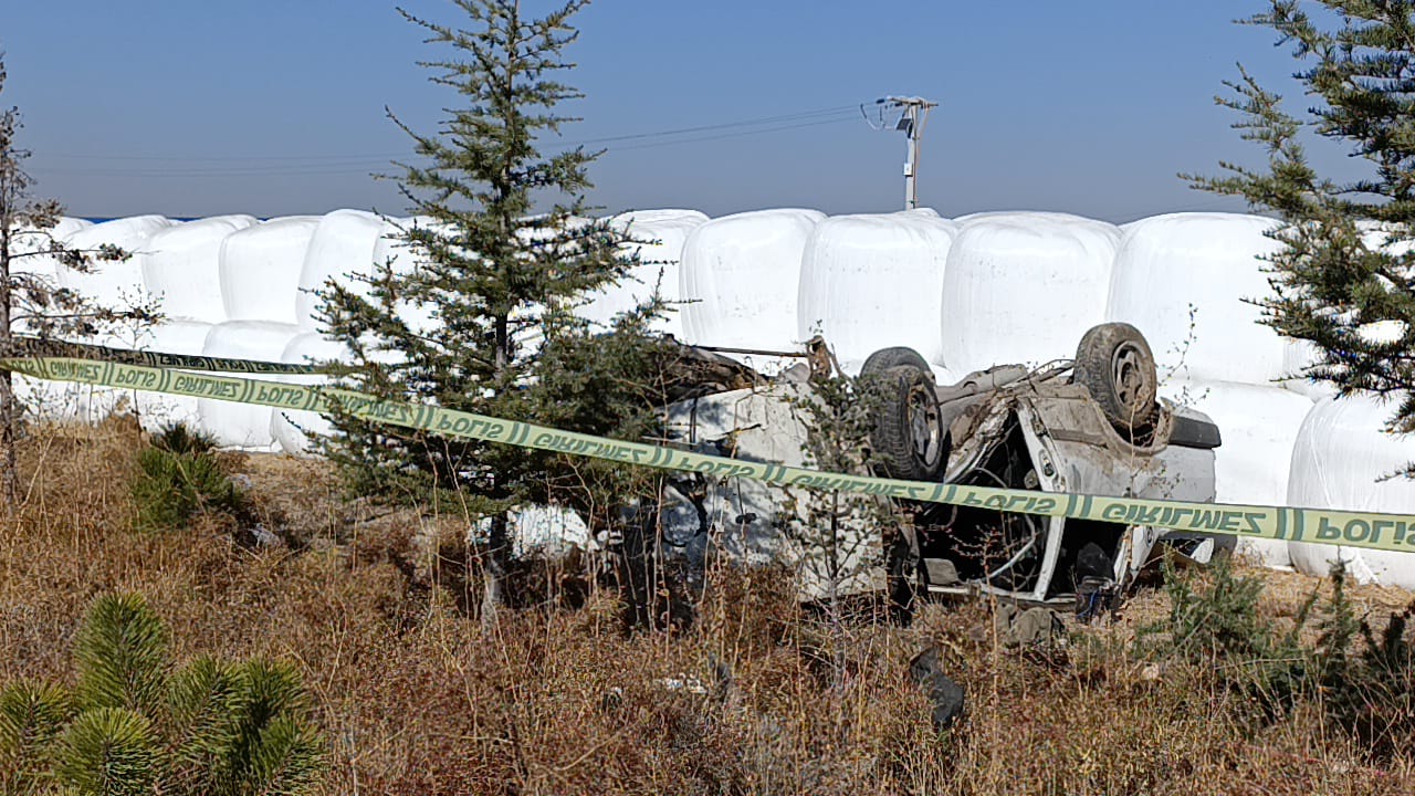 Takla atan otomobilin sürücüsü öldü, arkadaşı ağır yaralandı - Görsel 1