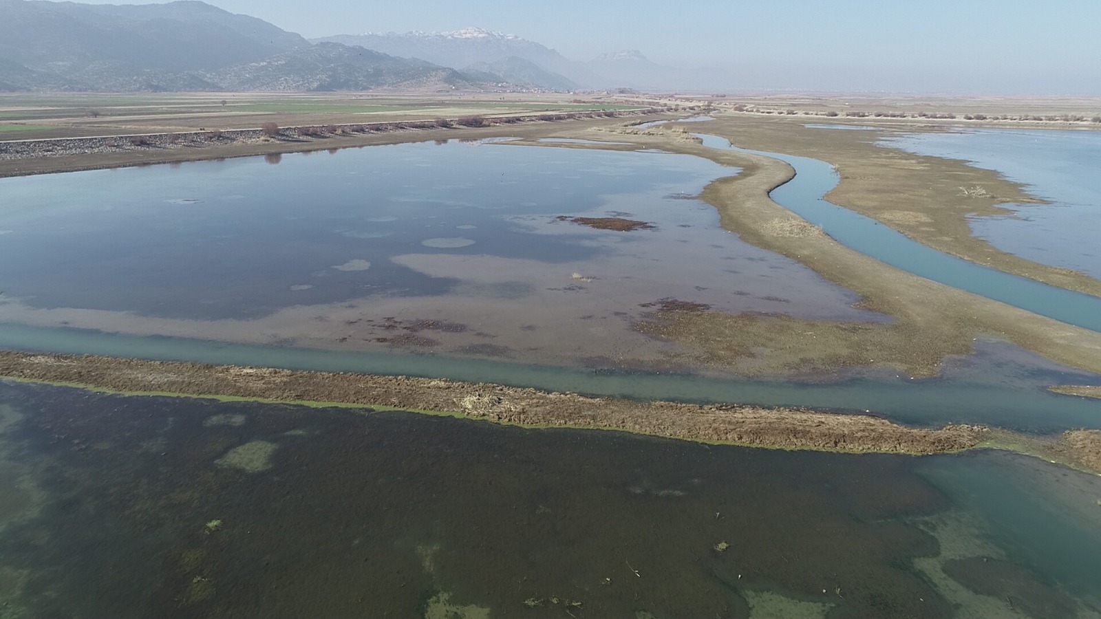 Suğla Gölü'nde kuraklık alarmı: Göl yürüyerek geçilebilecek durumda - Görsel 1