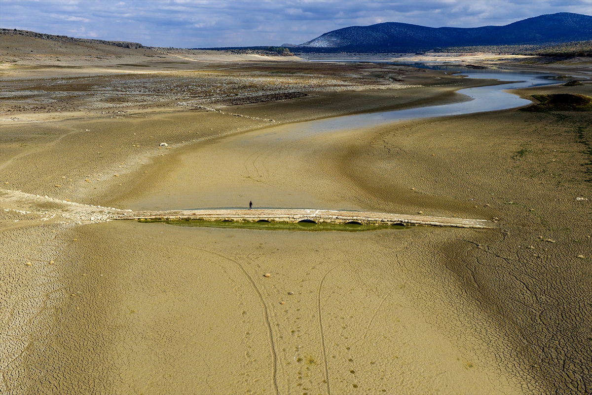 Apa Barajı’nda sular çekildi, 600 yıllık Osmanlı köprüsü yeniden gün yüzüne çıktı - Görsel 1