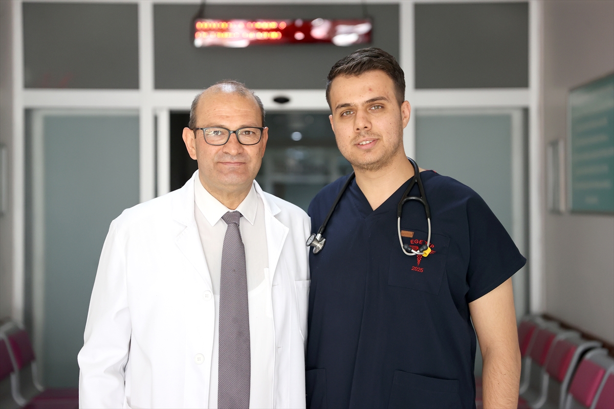 Çocukluğunu geçirdiği hastanede doktor olarak babasıyla görev yapıyor - Görsel 1