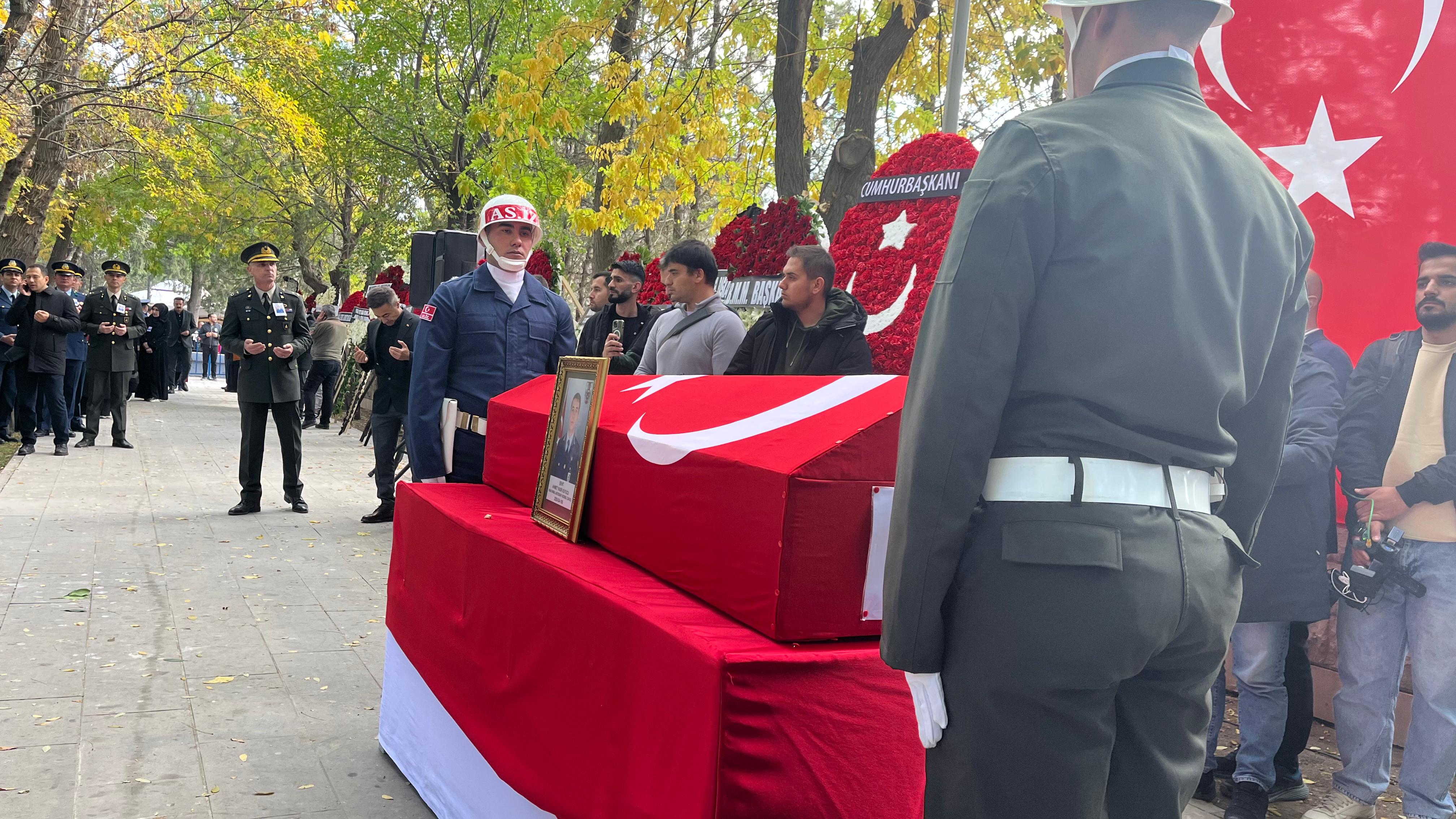 Konya, Şehit Ahmet Yasir Kuyucu’yu son yolculuğa uğurlandı - Görsel 3