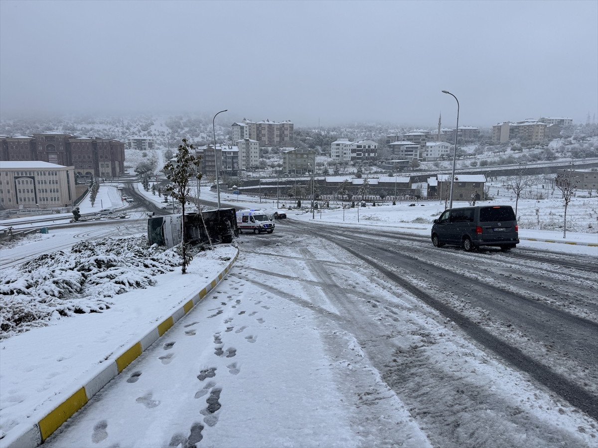 Nevşehir'de devrilen işçi servisindeki 14 kişi yaralandı - Görsel 3