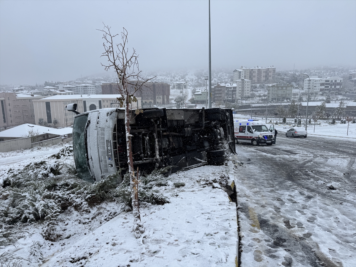 Nevşehir'de devrilen işçi servisindeki 14 kişi yaralandı - Görsel 4