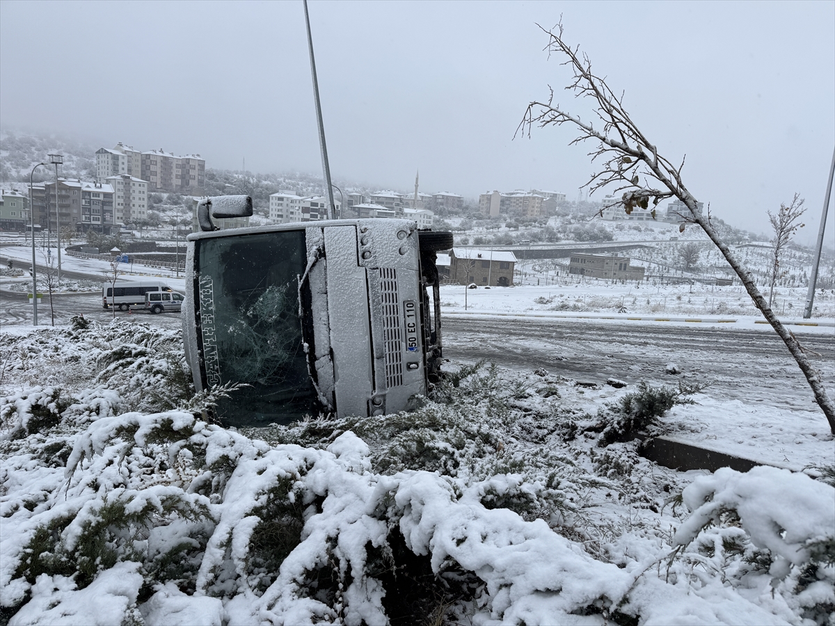 Nevşehir'de devrilen işçi servisindeki 14 kişi yaralandı - Görsel 5