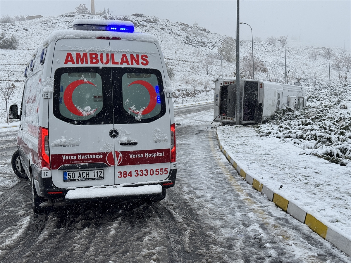Nevşehir'de devrilen işçi servisindeki 14 kişi yaralandı - Görsel 6