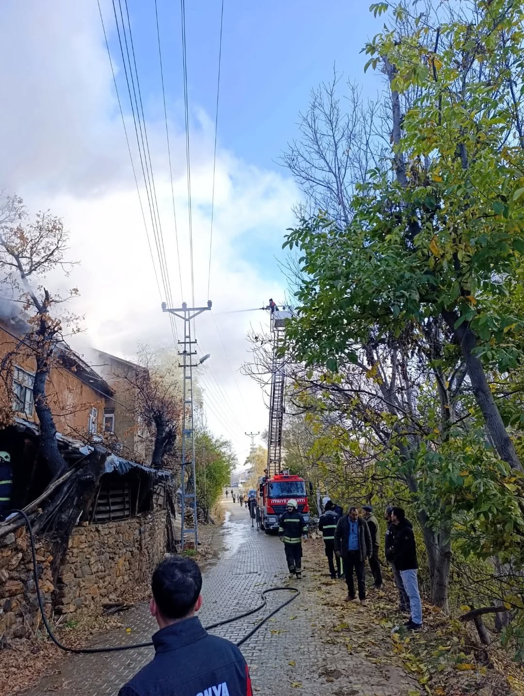 Konya'da Çıkan Yangın İki Evi Kül Etti: 2 Aile Evsiz Kaldı - Görsel 1