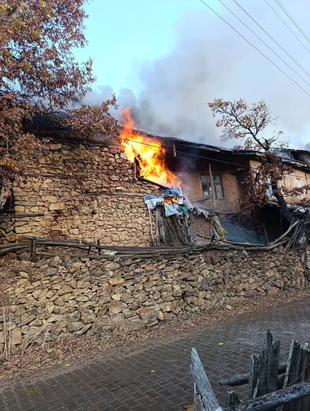 Konya'da Çıkan Yangın İki Evi Kül Etti: 2 Aile Evsiz Kaldı - Görsel 2
