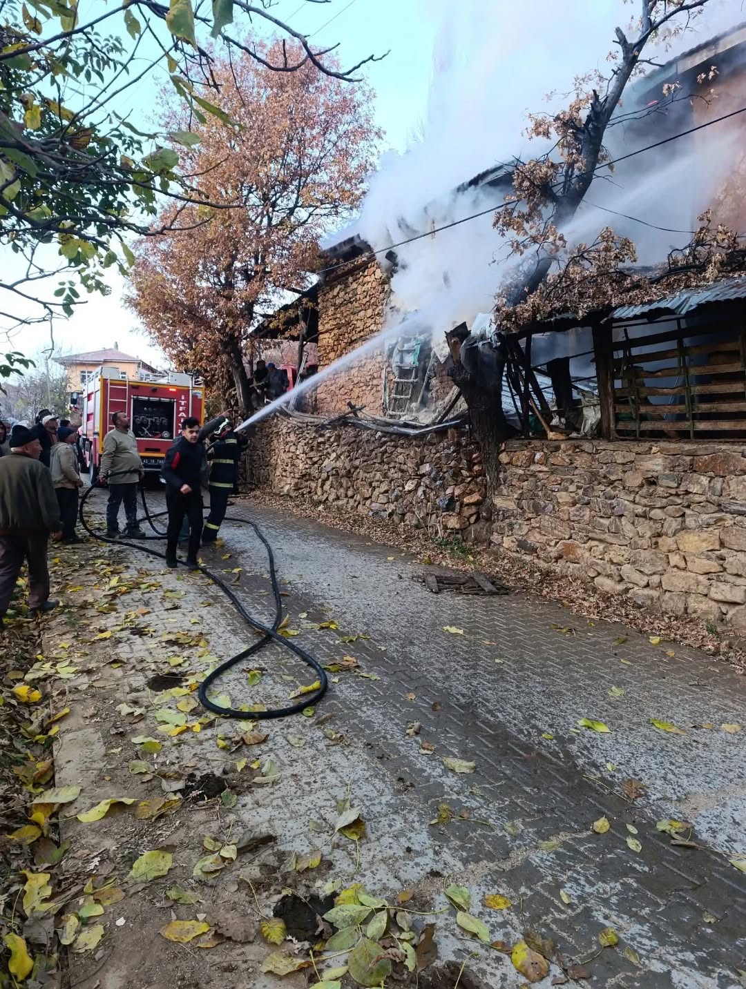 Konya'da Çıkan Yangın İki Evi Kül Etti: 2 Aile Evsiz Kaldı - Görsel 3